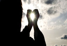 德容、费兰、佩德里赛后相聚聊天，佩德里一脸疲惫.